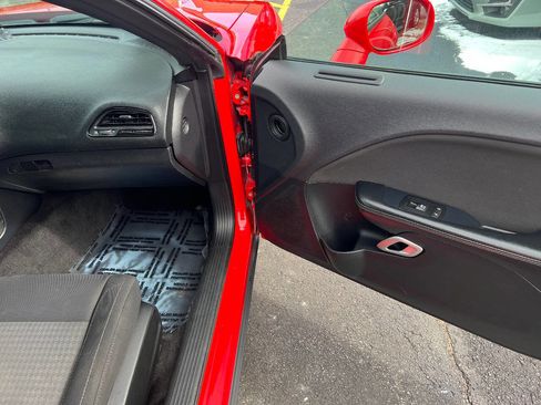 Used 2015 Dodge Challenger SXT image 25