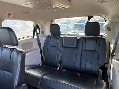 Used 2014 Chrysler Town & Country Touring image 11