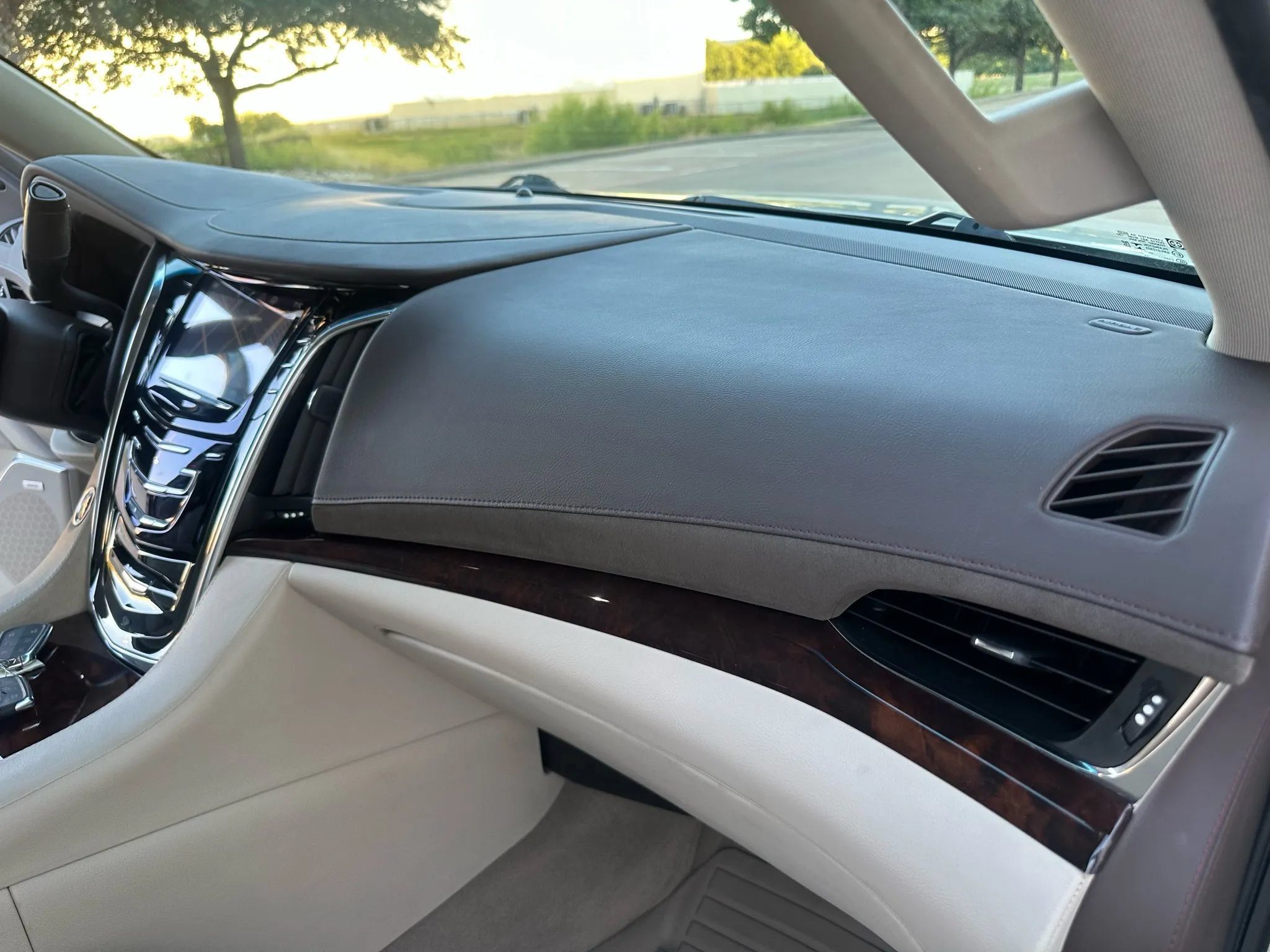 Used 2015 Cadillac Escalade Luxury AWD/4WD image 30