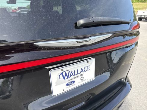 Used 2022 Chrysler Pacifica Touring-L FWD image 6