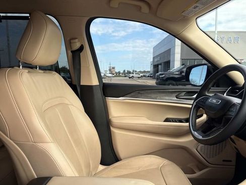 Used 2022 Jeep Grand Cherokee Limited w/ Luxury Tech Group II RWD image 16
