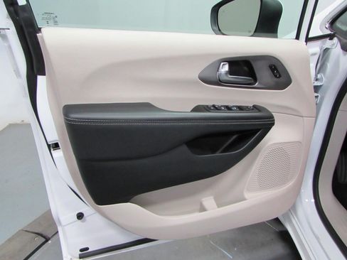 Used 2023 Chrysler Pacifica Touring-L FWD image 12