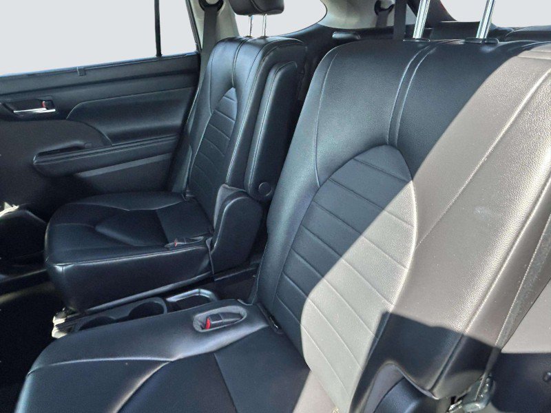Used 2023 Toyota Highlander XLE AWD/4WD image 24
