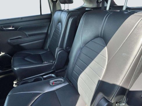 Used 2023 Toyota Highlander XLE AWD/4WD image 24