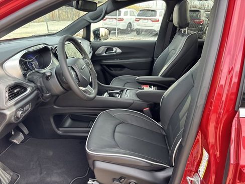 New 2026 Chrysler Pacifica Limited image 16