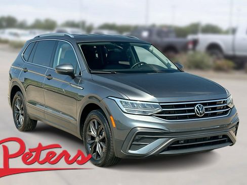 Used 2024 Volkswagen Tiguan SE image 1