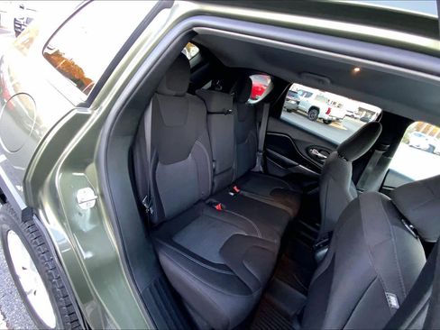 Used 2019 Jeep Cherokee Latitude w/ Popular Appearance Group image 19