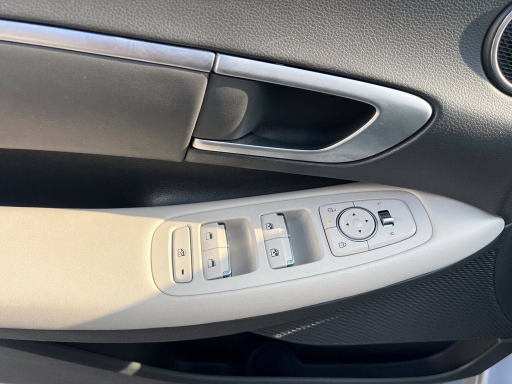 Used 2025 Hyundai Sonata SEL FWD image 11