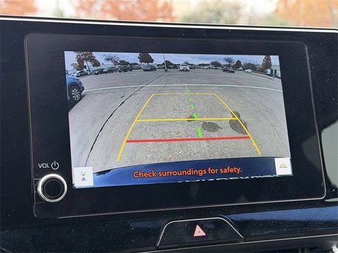 Used 2023 Toyota Venza LE image 17