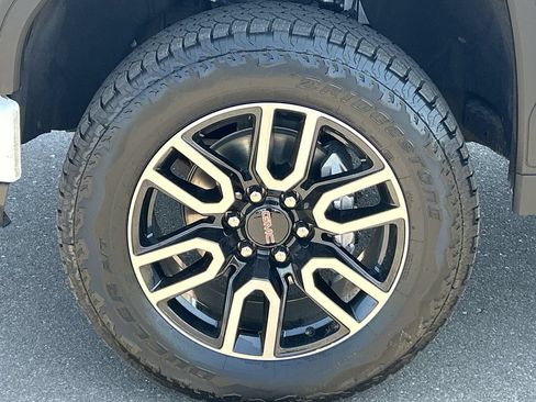 Used 2023 GMC Sierra 1500 AT4 w/ Technology Package AWD/4WD image 32