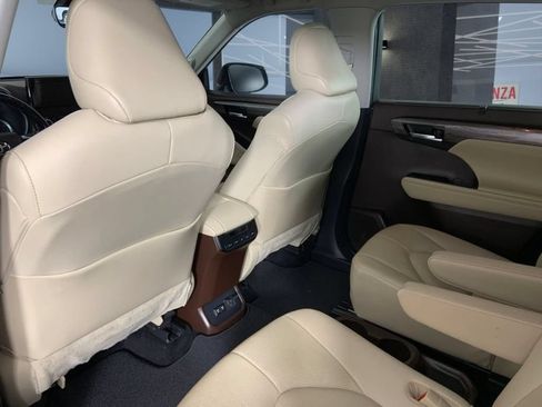 Used 2021 Toyota Highlander Limited FWD image 22
