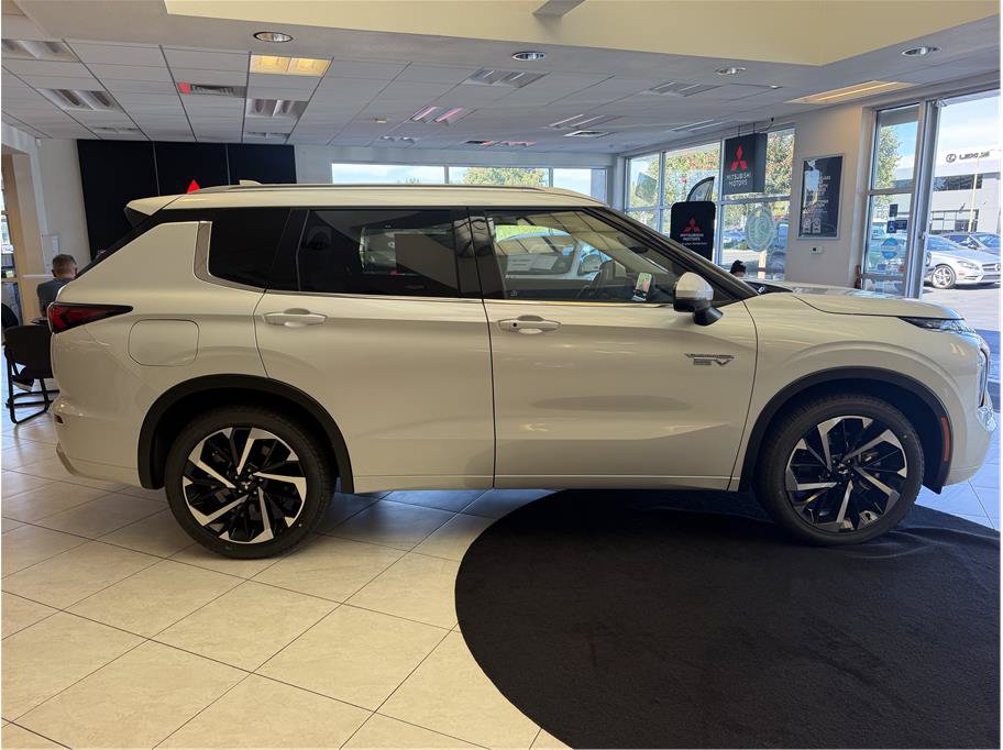 Used 2025 Mitsubishi Outlander 4WD Plug-In Hybrid image 4