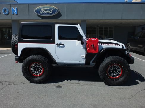 Used 2017 Jeep Wrangler Rubicon image 2