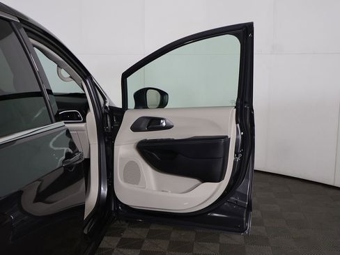 Used 2023 Chrysler Pacifica Touring-L FWD image 20