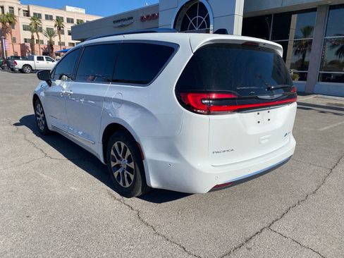 Used 2025 Chrysler Pacifica Pinnacle FWD image 9