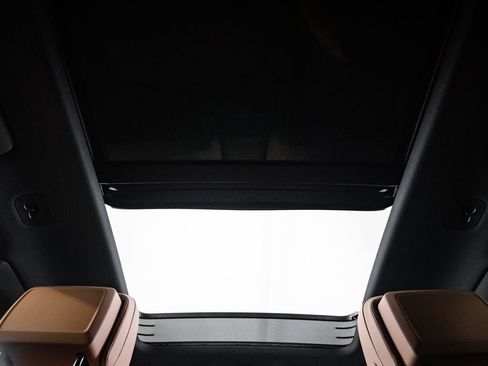 Certified 2023 Porsche Macan AWD/4WD image 30