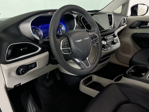 Certified 2024 Chrysler Pacifica Touring-L image 20