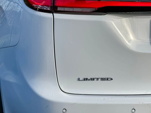 Used 2023 Chrysler Pacifica Limited image 28