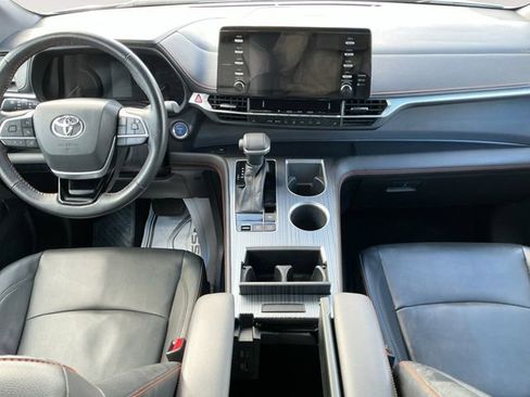 Used 2022 Toyota Sienna XSE image 17