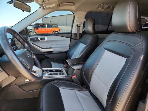 Used 2022 Ford Explorer XLT w/ Equipment Group 202A image 10