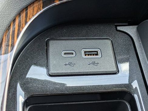 Used 2024 Cadillac Escalade ESV Premium Luxury AWD/4WD image 33