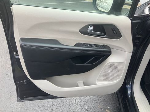 Used 2022 Chrysler Pacifica Touring-L FWD image 11