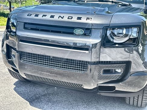 Used 2025 Land Rover Defender 110 X-Dynamic SE image 9