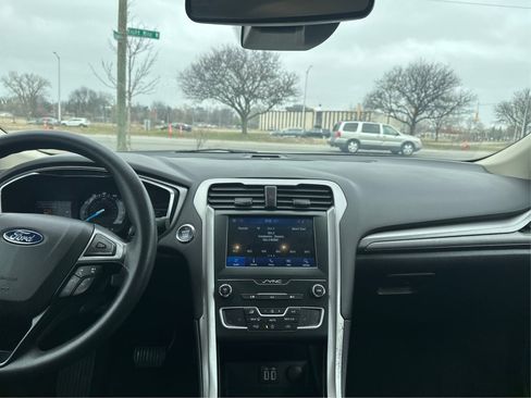 Used 2020 Ford Fusion SE image 19