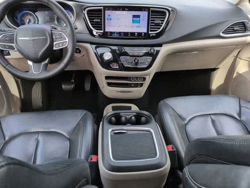 Used 2022 Chrysler Pacifica Touring-L FWD image 14