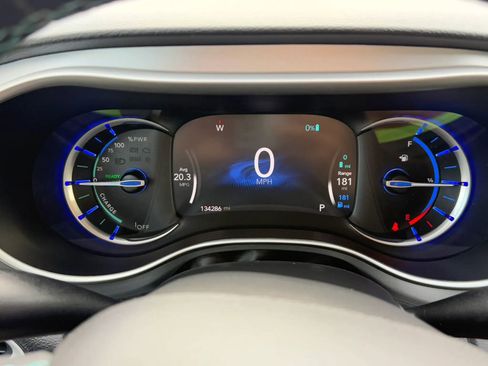 Used 2018 Chrysler Pacifica Touring-L FWD image 12