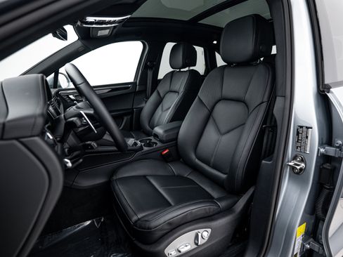 Certified 2026 Porsche Macan image 5