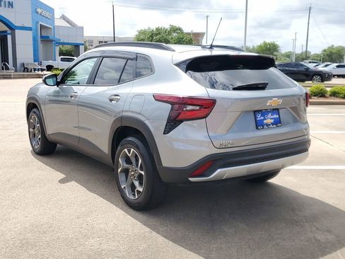 Used 2025 Chevrolet Trax LT w/ Driver Confidence Package image 4