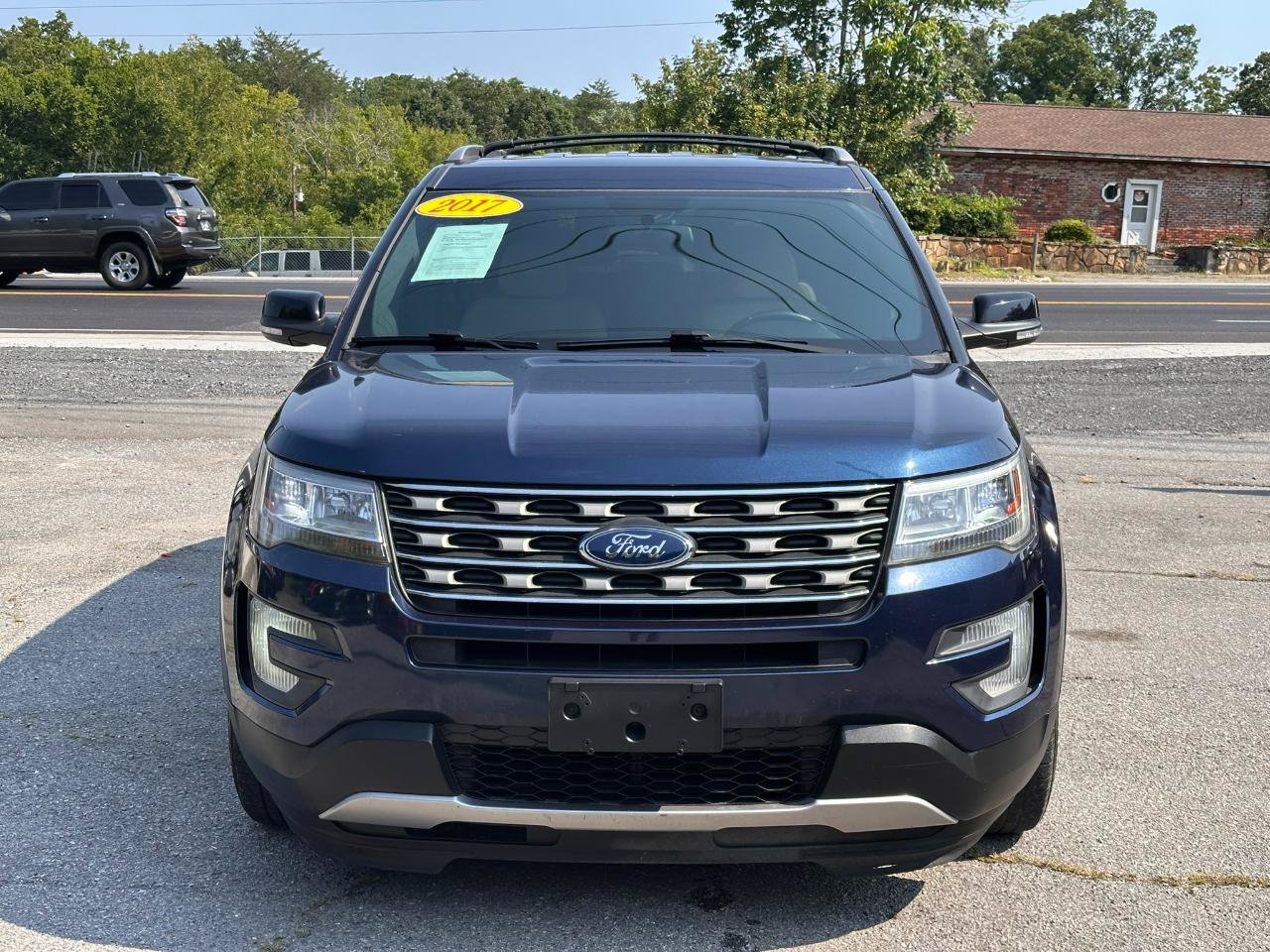 Used 2017 Ford Explorer XLT FWD image 2