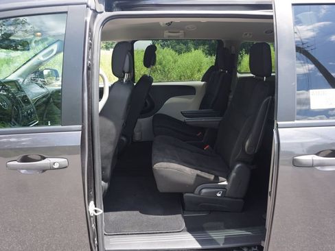 Used 2019 Dodge Grand Caravan SE FWD image 12