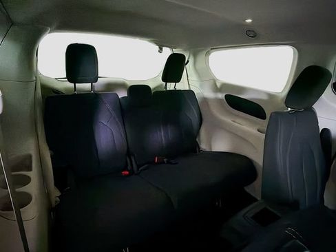Used 2018 Chrysler Pacifica Touring w/ Tire & Wheel Group FWD image 27