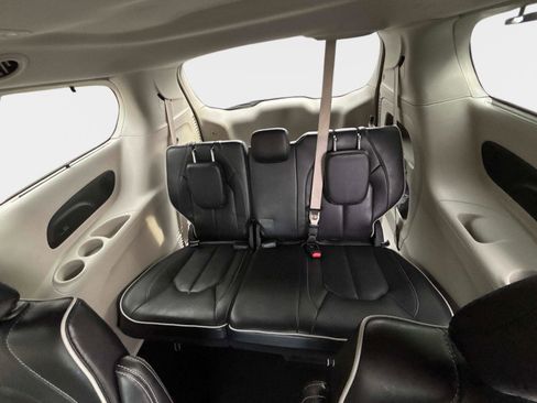 Used 2024 Chrysler Pacifica Limited image 14