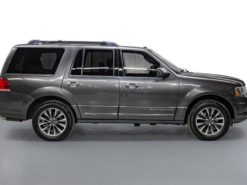 Used 2016 Lincoln Navigator Select RWD image 5