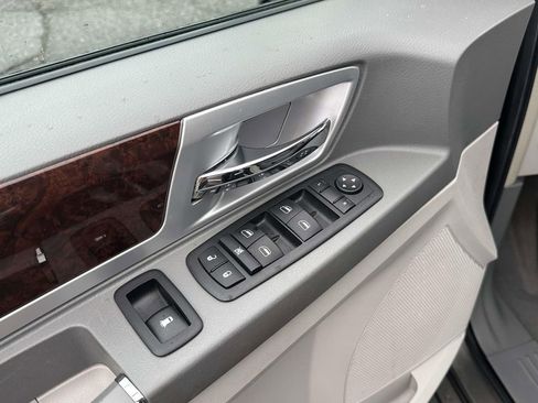 Used 2010 Chrysler Town & Country Touring FWD image 18