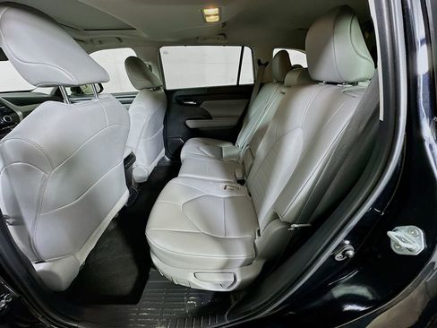 Used 2024 Toyota Highlander XLE image 12