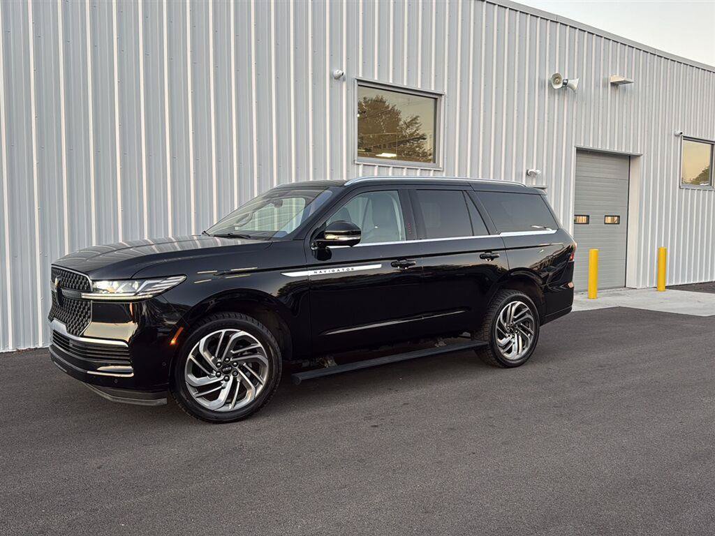 Used 2025 Lincoln Navigator Reserve AWD/4WD image 6