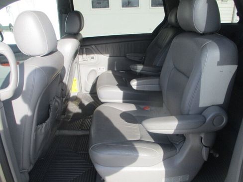 Used 2004 Toyota Sienna XLE 4 Door FWD**1 Owner/Leathe image 9