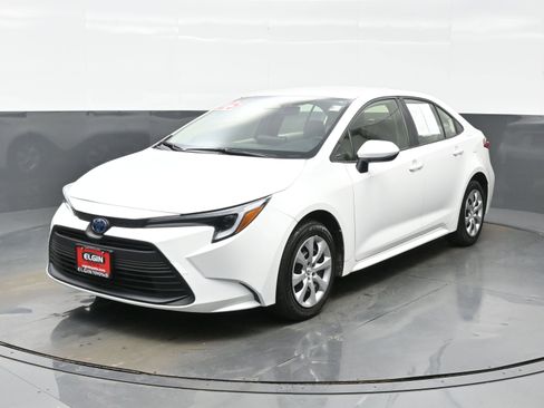 Used 2025 Toyota Corolla LE image 2