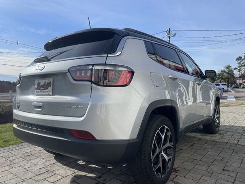 Used 2025 Jeep Compass Limited w/ Sun & Sound Group image 5