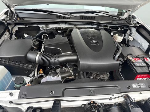 Used 2018 Toyota Tacoma SR5 AWD/4WD image 16