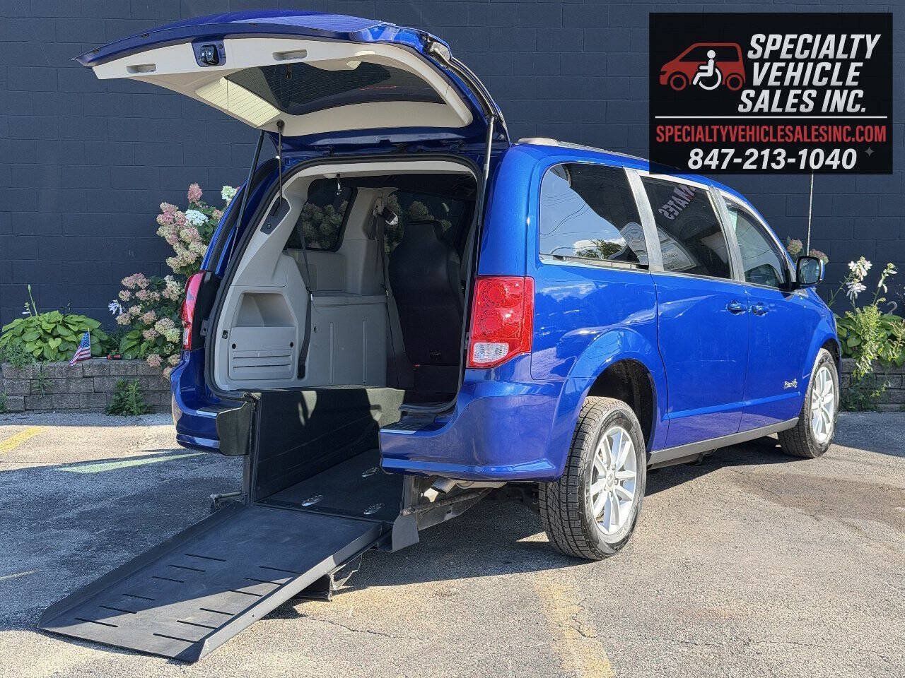 Used 2018 Dodge Grand Caravan SXT FWD image 1