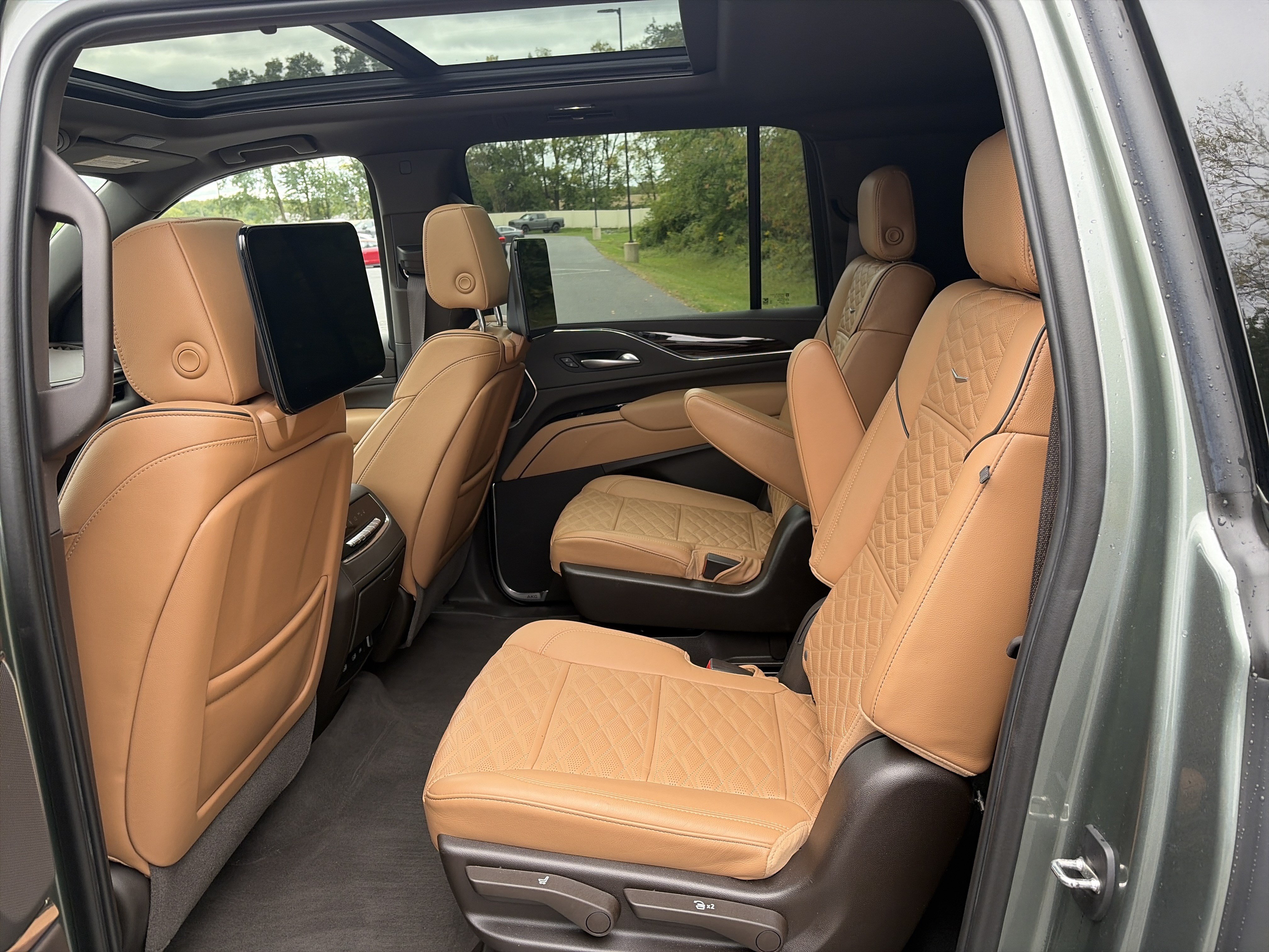 Used 2023 Cadillac Escalade ESV Premium Luxury w/ Performance Package AWD/4WD image 23