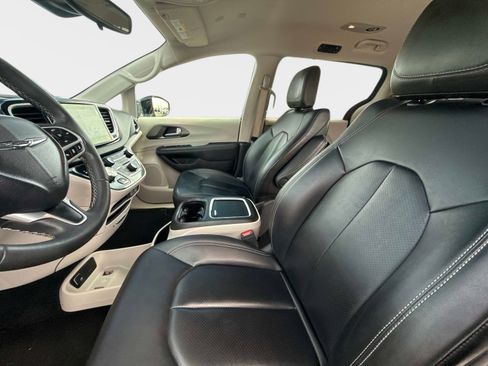 Used 2024 Chrysler Pacifica Touring-L image 23