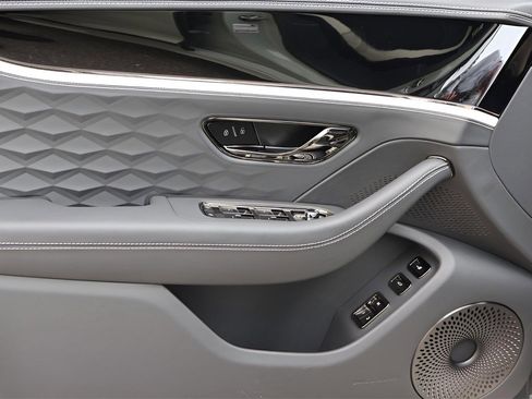 New 2025 Bentley Flying Spur Plug-In Hybrid image 12