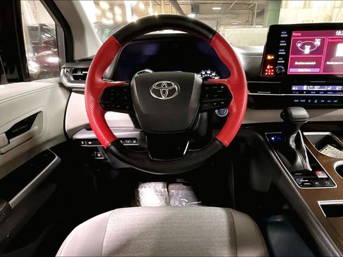 Certified 2022 Toyota Sienna LE image 5