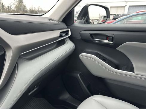 Used 2023 Toyota Highlander XLE image 32
